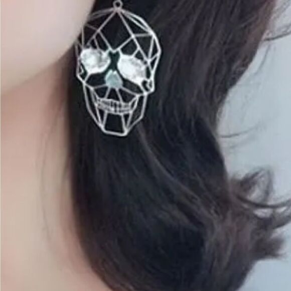 🔥💀🔥NWT Silver skull earrings with faux diamond sparkle eyes. - Picture 5 of 9